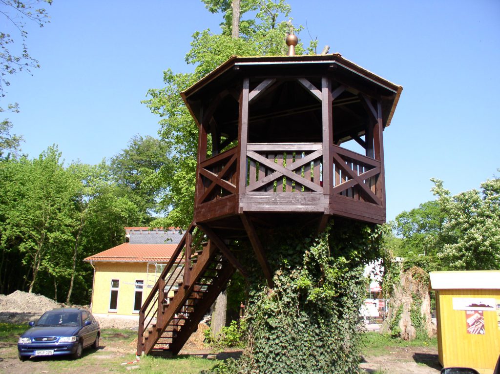 Baumhaus mit Treppe